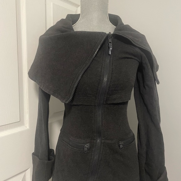 Lululemon Over the Top jacket, size 4 - Picture 3 of 5